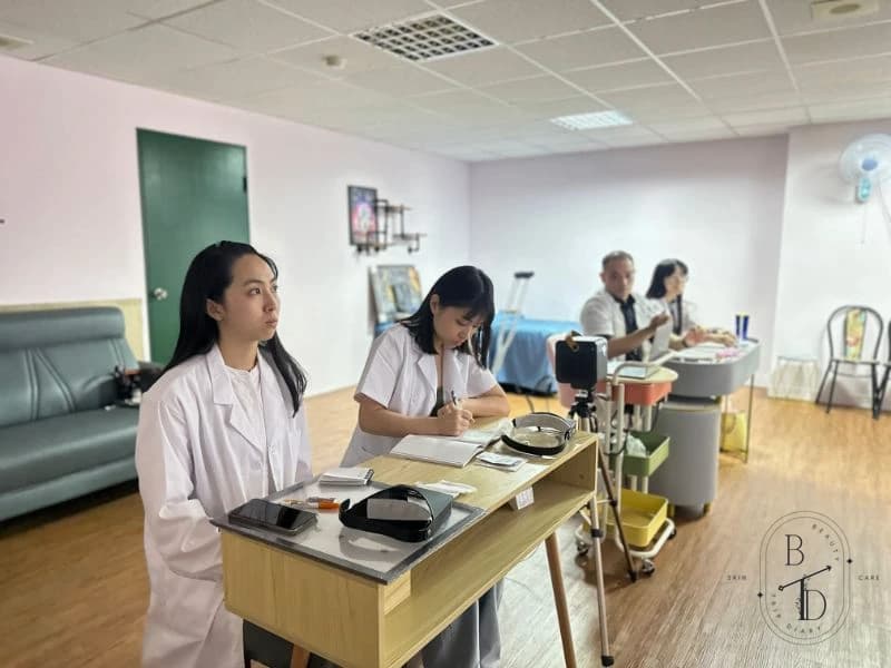 美業專業人員在無塵環境中準備已滅菌的工具，嚴格把關衛生規範。