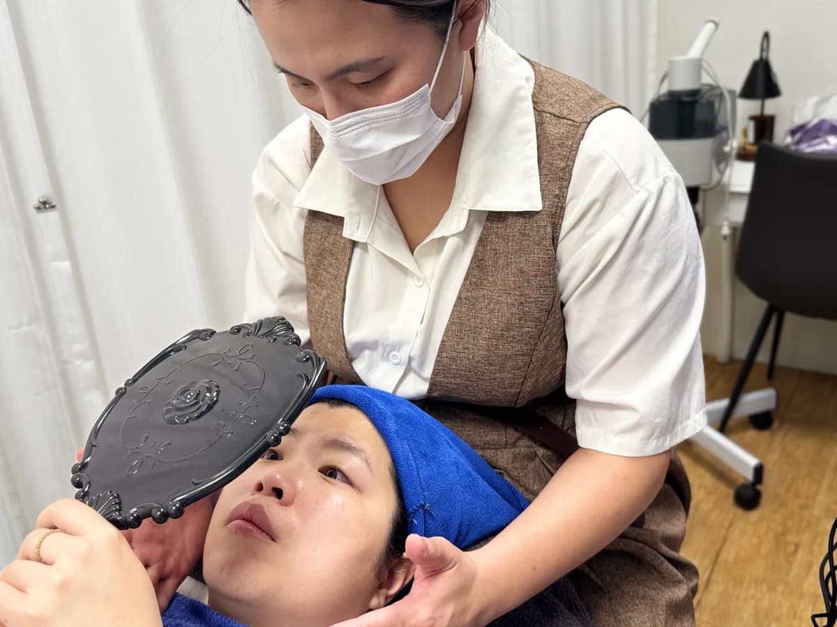 完成客製化臉部深層淨化與補水課程後肌膚重現透亮水嫩細緻光澤