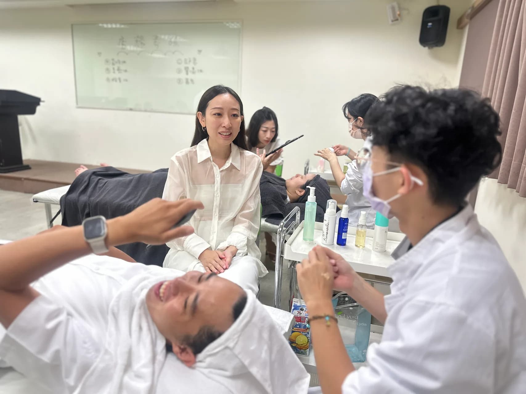 專業美容師深入研習角質層生物化學原理與肌膚屏障防護規範