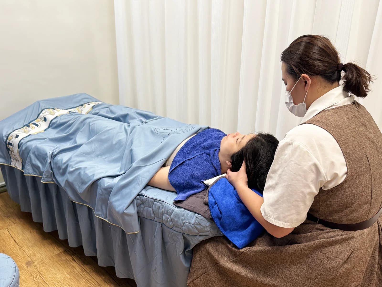 專業美容師於美麗旅程日記執行深層頭皮筋膜放鬆與帽狀腱膜張力釋放