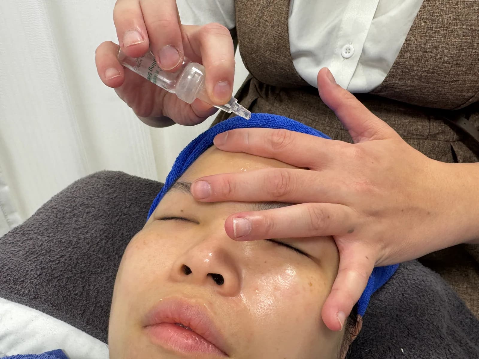 專業美容師輕柔塗抹植萃高滲透保濕精華與輕盈透氣修護乳液