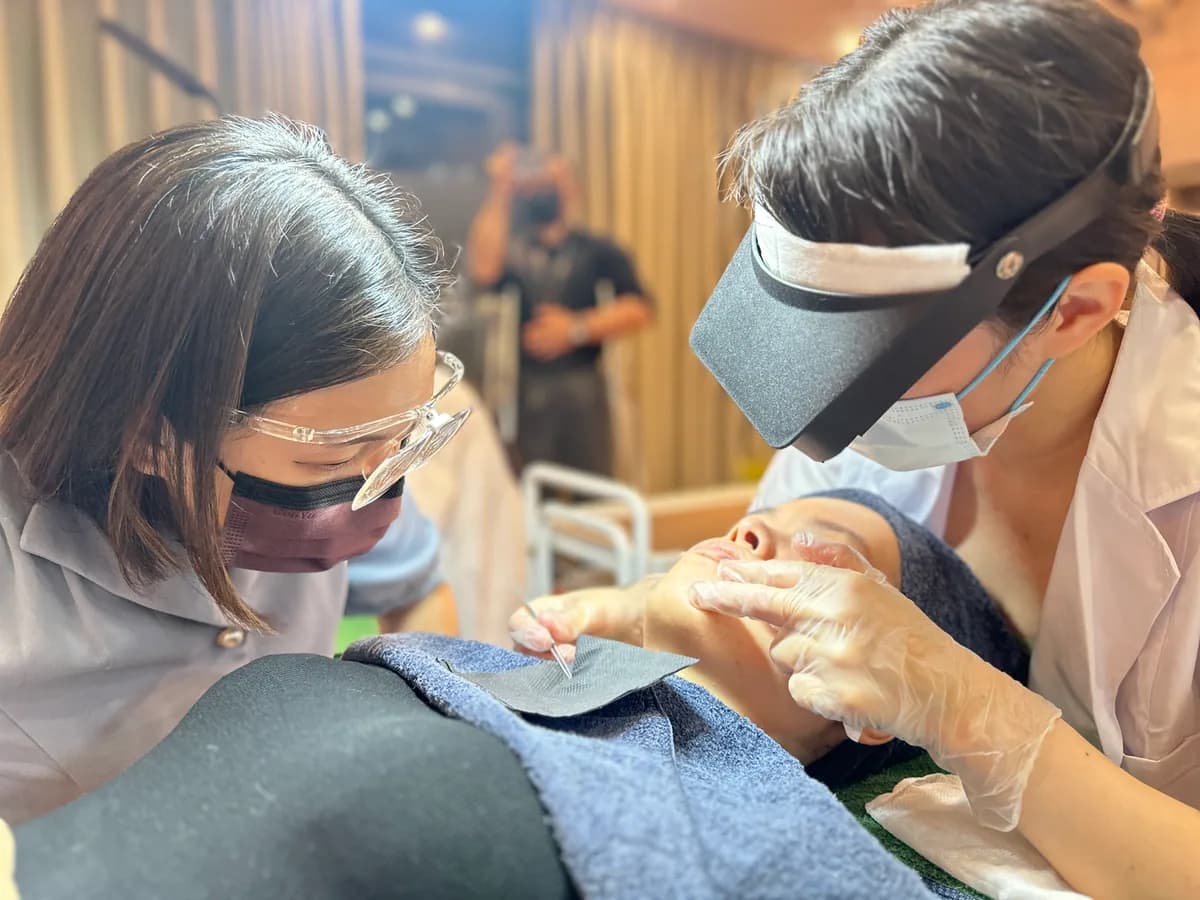 Precision loupe directional manual pore extraction at Beauty Trip Diary Bade