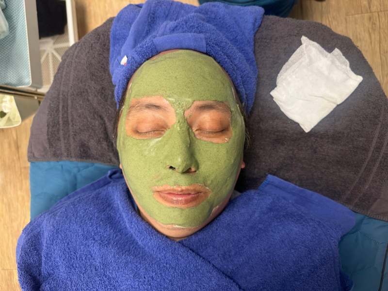 Facial Moisturizing Mask Application